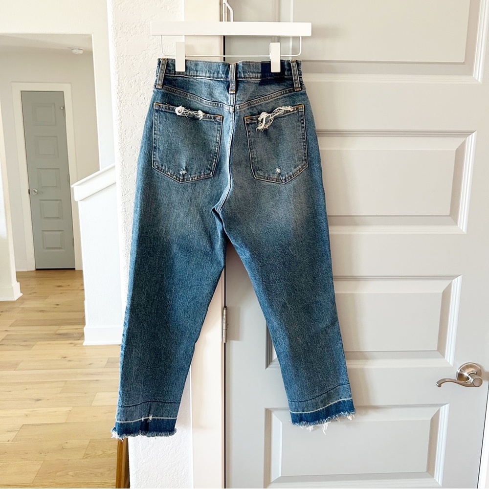 Abercrombie High Rise Mom Jeans Distressed SHORT - Picture 3 of 6